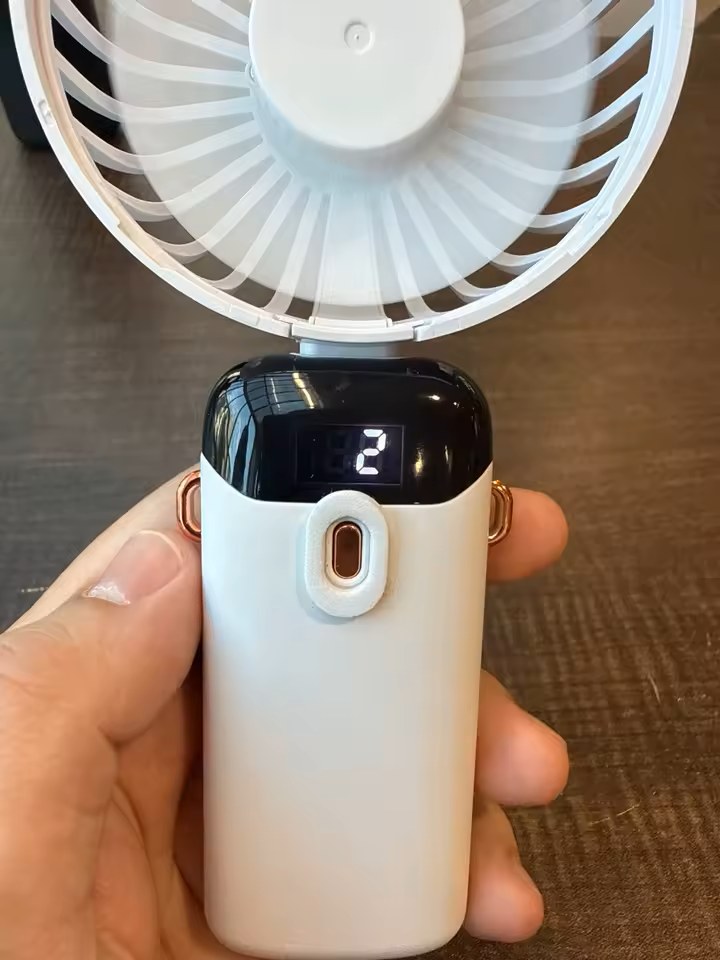 Photo client du mini ventilateur tenu en main